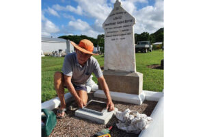 Ken Wright laying returned WW1 soldier's plaque